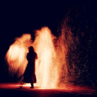 ✨ Quand la flamme devient art... et souvenir. 🔥

Le mariage d’Adélaïde & Erwan, en juin 2023, s’est terminé en apothéose : un spectacle de feu époustouflant, entre émotions, lumière et magie. Ces instants éphémères méritent d’être capturés avec précision — chaque flamme, chaque regard, chaque étincelle racontent une part de leur histoire. ✨

📸 En tant que photographe de mariage, mon rôle chez SNK Studio est de figer ces moments uniques, ceux qu’on revit encore des années plus tard en regardant une photo.
Un spectacle de feu, c’est l’occasion parfaite d’ajouter une touche féérique et inoubliable à votre soirée… et d’obtenir des images spectaculaires à chérir pour toujours. 💫

🔥 Conseil photographe : prévenez votre photographe avant le show — la lumière du feu demande un œil expert et un bon timing pour révéler toute sa beauté.

#PhotographeMariage #SNKStudio #SpectacleDeFeu #Mariage2023 #PhotoDeMariage #FeuEtMagie #SouvenirInoubliable #WeddingPhotography #ArtDuFeu #mariagederêve