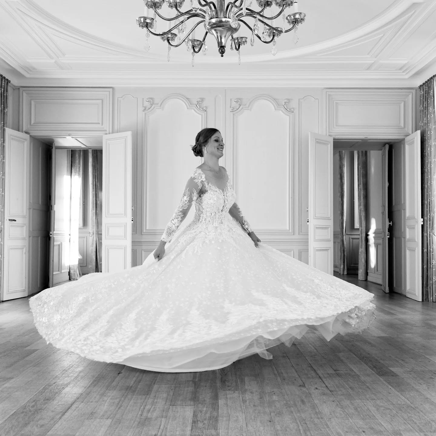 À toi ma future mariée, tu verras, ce moment passe à une vitesse folle :
Mais quand la lumière tombe juste, que ta robe tourne, que tu souris sans t’en rendre compte… c’est là que la magie opère. ✨
Mon rôle, c’est de te faire oublier l’appareil.
Et surtout, de capter ce que tu ressens vraiment, cette émotion pure, naturelle, qui te rend belle sans effort.
Crois-moi, il n’y a rien à jouer… juste à vivre.
Et moi, je serai là pour en garder la trace. 💫
📸 SNK Studio – Photographe de mariage - en Normandie et partout en France.
#snkstudio #photographedemariage #futuremariee #mariageauthentique #photographenormandie #momentmagique #robesdemariee #lumierenaturelle #amourvrai
💌 Plus d'info en DM ou sur mon site https://snkstudio.fr