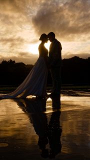 Une des plus grosses erreurs des futurs mariés :
LE CHOIX du photographe.
Je m'explique : si tu choisis ton photographe par rapport au nombre de followers qui le suivent sur Instagram = MAUVAISE IDÉE !
Si tu regardes uniquement le style des photos = le style ne suffit pas!
Ce qui change tout, c’est l’expérience et la relation avec ton photographe.
Pose toi les bonnes questions :
🚨 Est-ce que vous êtes à l’aise avec lui ?
🚨 Est-ce que vous pouvez être vous-même ?
Un photographe peut être excellent… mais si vous êtes tendu, vos photos le seront aussi.
N'oubliez pas que le photographe est le seul prestataire à être à vos côtés TOUTE la journée !
Choisissez quelqu’un avec qui vous vibrez, avec qui il y a une vraie connexion.
Alerte Spoiler : L’humain avant la technique.
Si vous voulez un reportage où vous pouvez être vous-même, c’est mon approche ✨
@antoine_photographe_de_mariage - en Normandie - et partout ailleurs.
💌 Tu te marie en 2026 ? Il me reste encore quelques dates.
💌 Tu te marie en 2027 ? Contacte moi en DM pour qu'on puisse échanger
#photographedemariage #prestatairesmariage #weddingphotographer