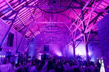 Photographe mariage Normandie : réception de nuit dans une grange en pierre à Saint-Hilaire-du-Harcouët.