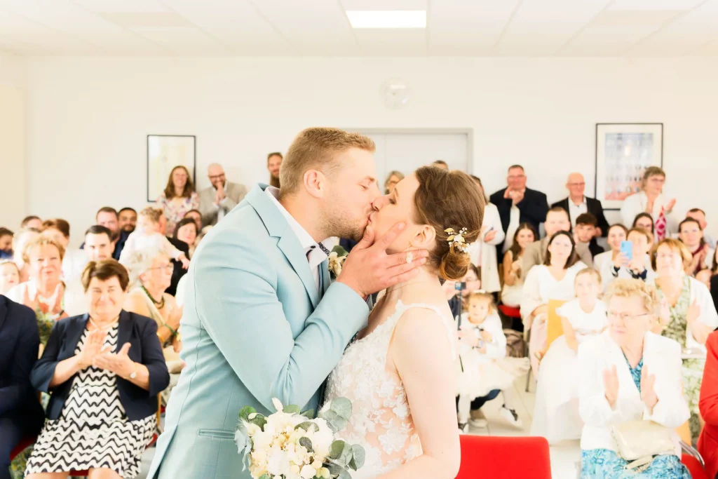 Baiser des mariés à la mairie de Saint-Hilaire-du-Harcouët en Normandie sous les applaudissements.