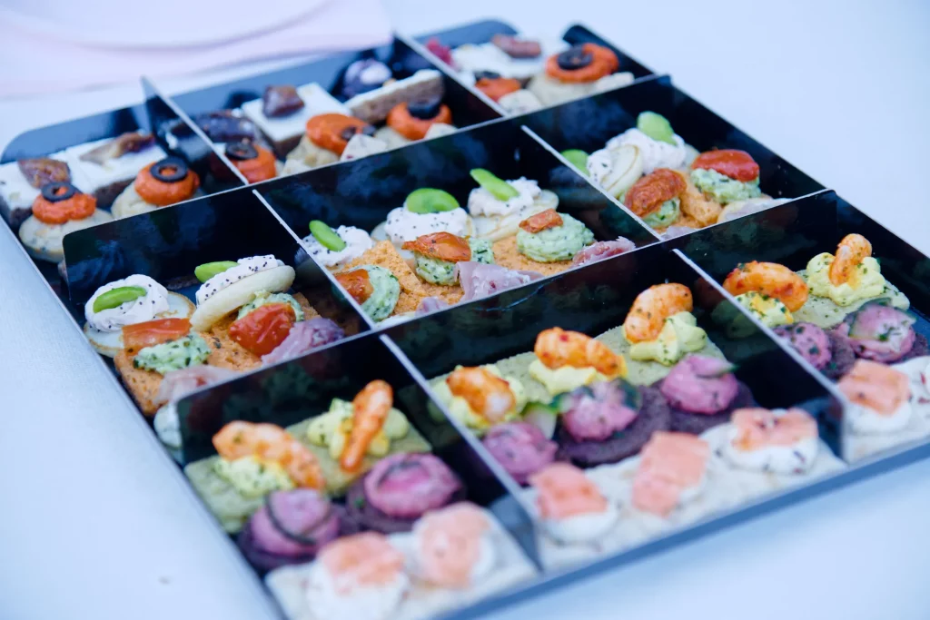Canapés variés et crevettes pour un cocktail de mariage en Normandie.