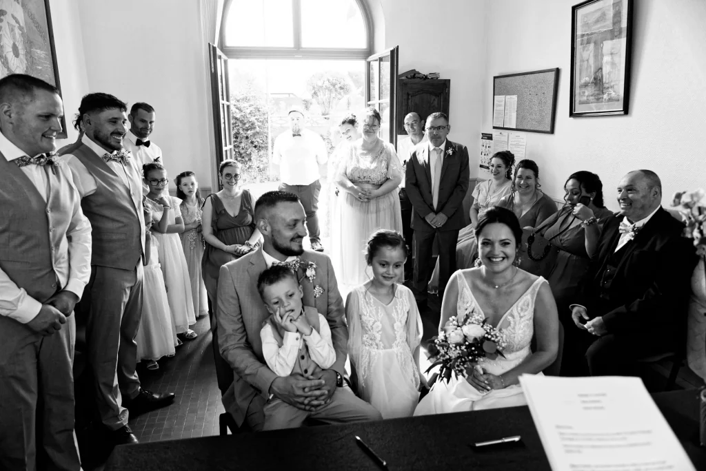 Cérémonie de mariage à la mairie de Saint-Hilaire-du-Harcouët, couple et enfant en Normandie.