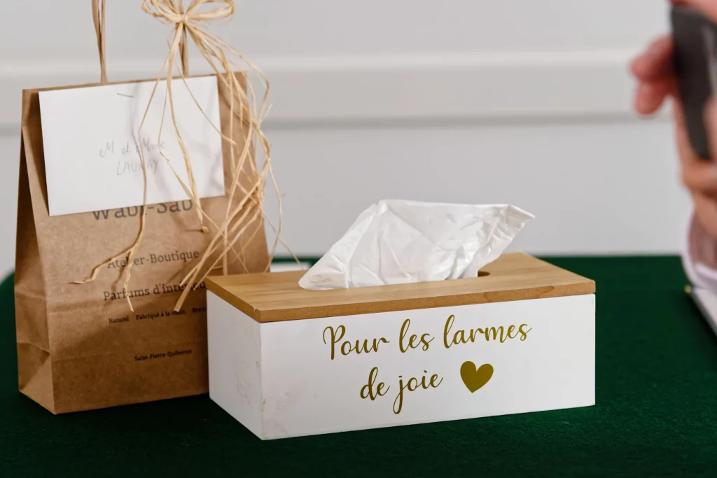 Détail décoration mariage Normandie Harcouët : boîte mouchoirs larmes de joie.