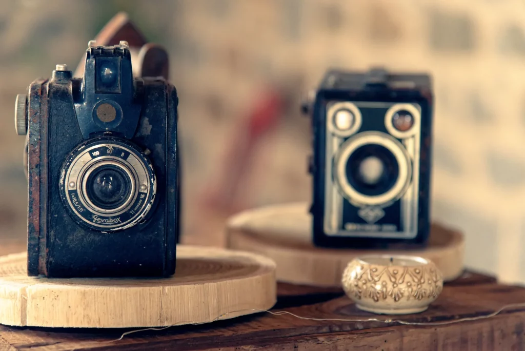 Deux appareils photo anciens sur bois, style vintage en Normandie à Saint-Hilaire-du-Harcouët.