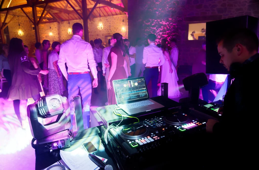 DJ mixant sur une platine lors d'une soirée de mariage en Normandie à Saint-Hilaire-du-Harcouët.