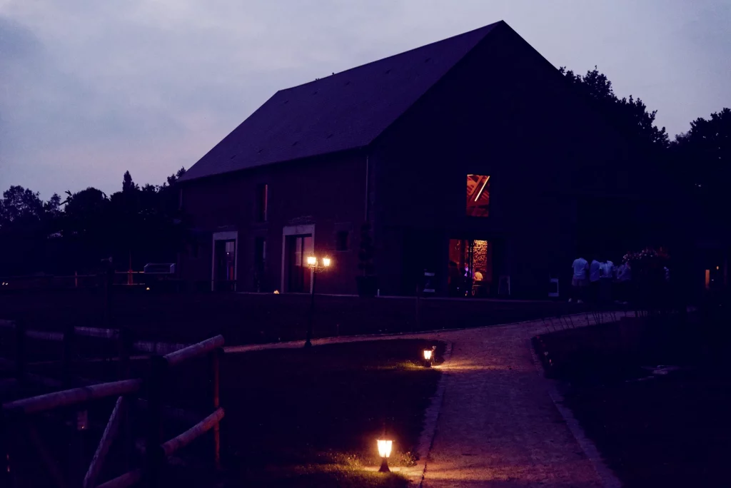 Vue nocturne paisible du Domaine de la Montagonnière illuminé.