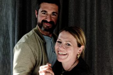 Homme barbu et femme blonde riant ensemble en Normandie, style documentaire.