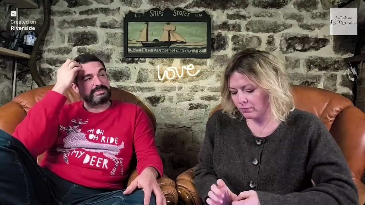 Antoine et Julie discutant avec passion de la valeur émotionnelle d'une séance photo de portrait