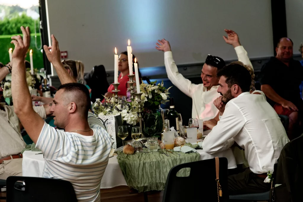 Invités de mariage célèbrent à table avec bougies à Saint-Hilaire-du-Harcouët, Normandie.