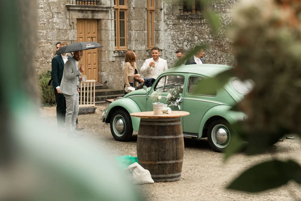 Invités de mariage et Coccinelle verte à Saint-Hilaire-du-Harcouët, Normandie.