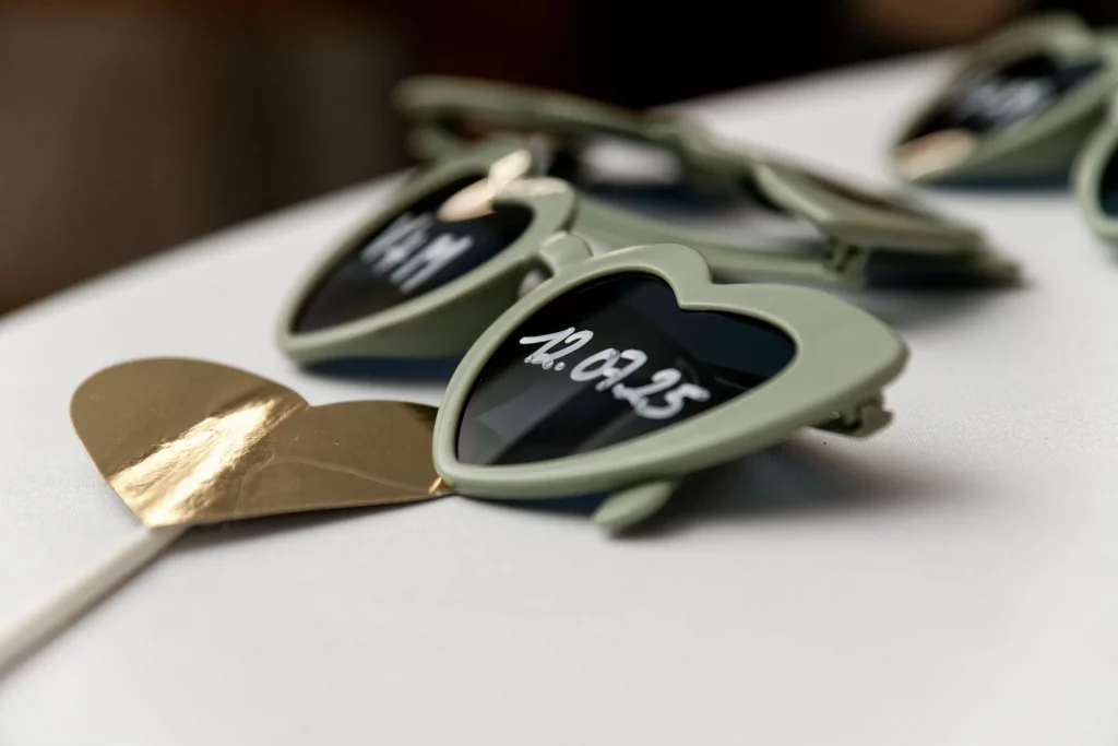 Lunettes cœur personnalisées vert sauge pour un mariage à Saint-Hilaire-du-Harcouët en Normandie.