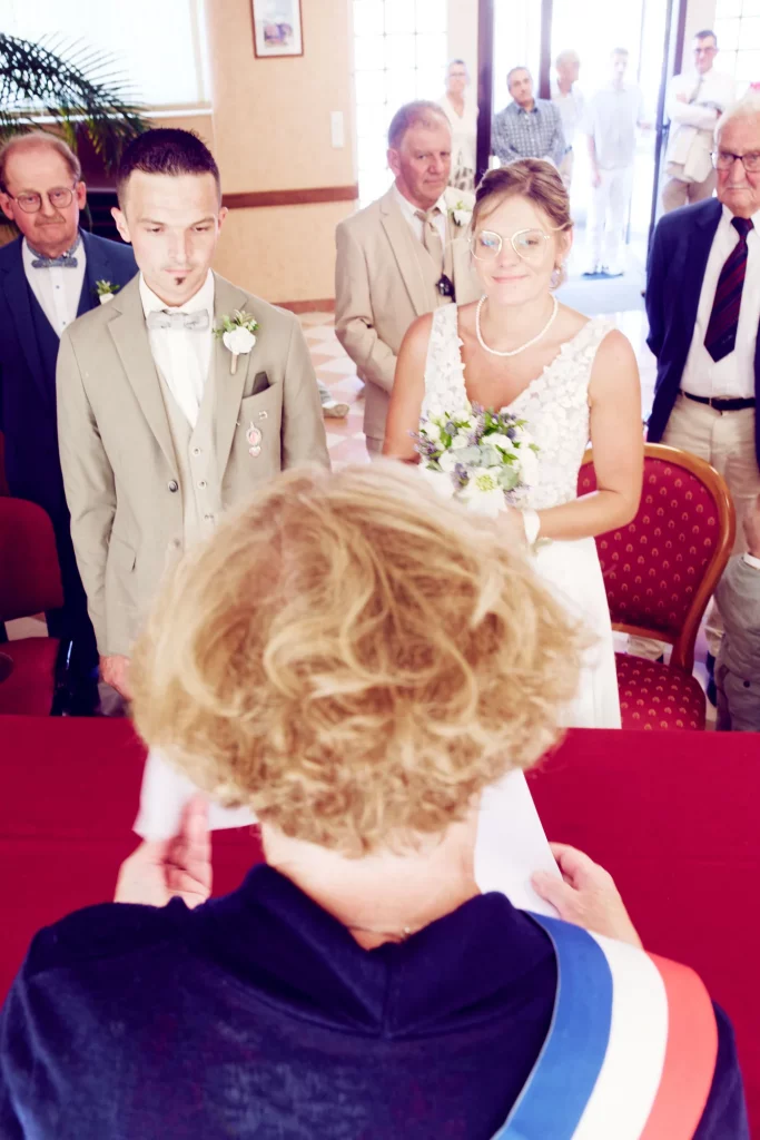 Mariage civil en Normandie : l'élue lit les vœux devant les mariés à Saint-Hilaire-du-Harcouët.