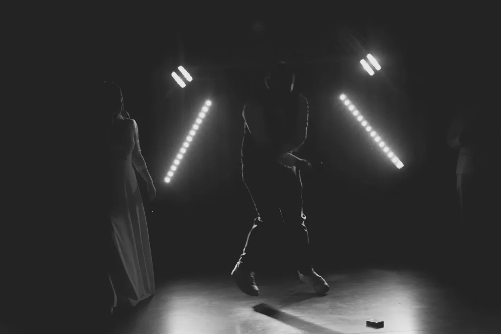 Marié sautant sur la piste de danse à Saint-Hilaire-du-Harcouët, Normandie. Photo noir et blanc dynamique.