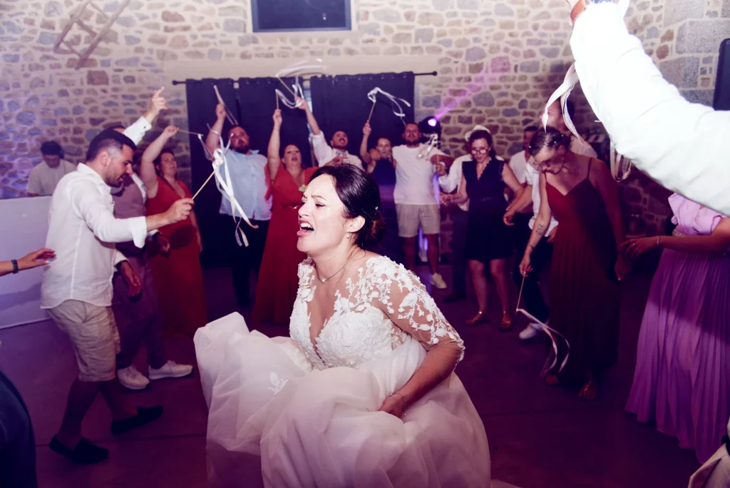 La mariée Maëva dansant avec joie entourée de ses invités au Domaine de la Montagonnière