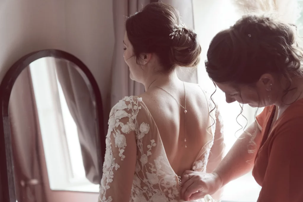 Mariée en robe dentelle ajustée en Normandie, Saint-Hilaire-du-Harcouët.