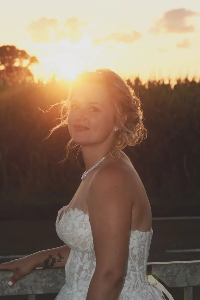 Mariée en robe dentelle au coucher du soleil à Saint-Hilaire-du-Harcouët, Normandie.