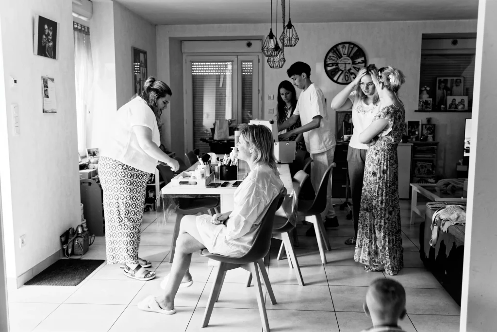 Mariée se préparant avec son équipe à Saint-Hilaire-du-Harcouët, reportage noir et blanc en Normandie.