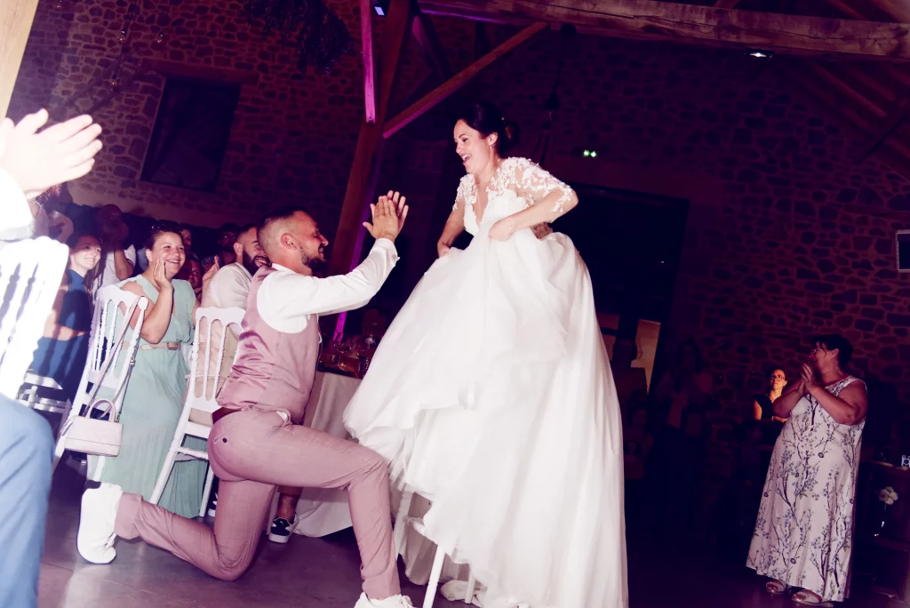 Valentin et Maëva dans un moment de complicité dynamique lors de leur première danse.
