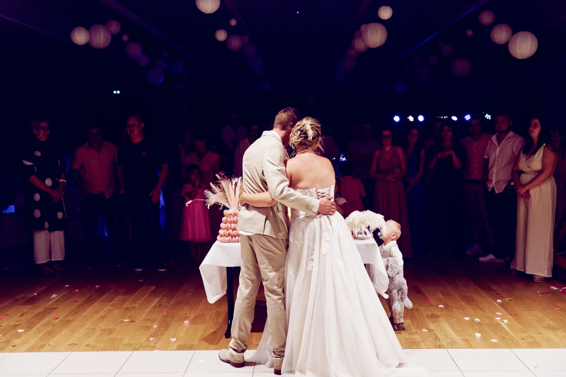 Gâteau de mariage avec figurine de couple sur un cheval blanc
