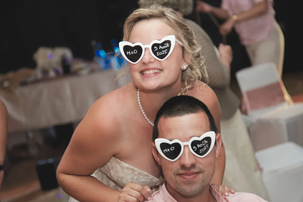 Mariés en Normandie avec lunettes cœur personnalisées 9 Août 2025 à Saint-Hilaire-du-Harcouët.