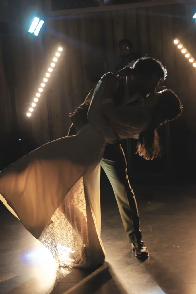 Mariés enlacés pour leur première danse sous des projecteurs en Normandie.