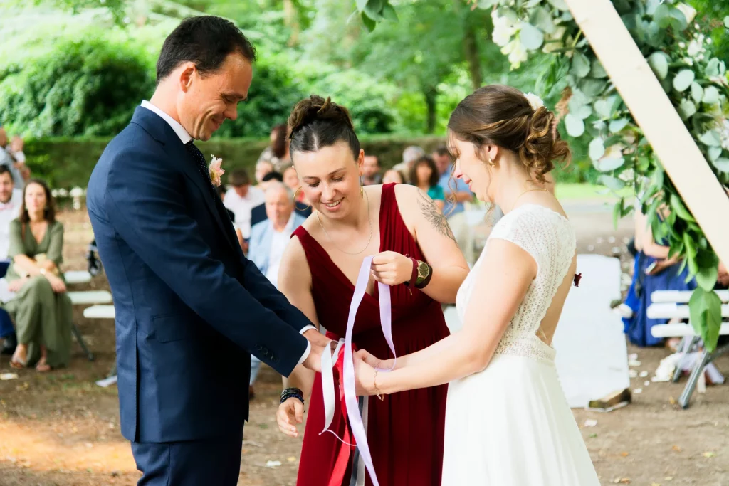 Mariés liés par des rubans lors d'une cérémonie laïque en Normandie à Saint-Hilaire-du-Harcouët.