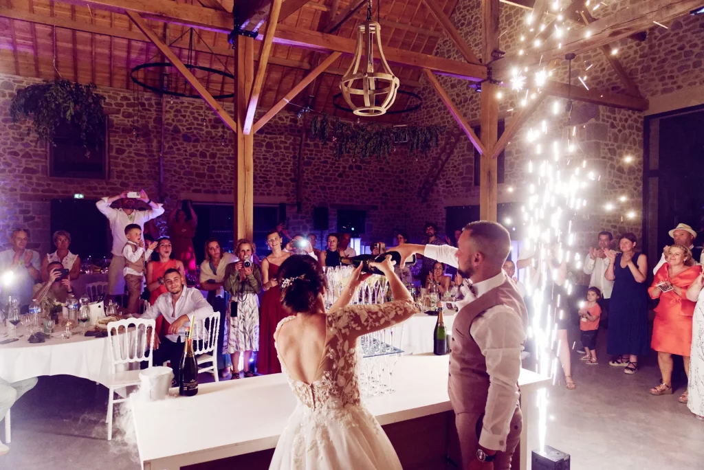 Moment spectaculaire de la pyramide de champagne avec feux de Bengale au Domaine de la Montagonnière.