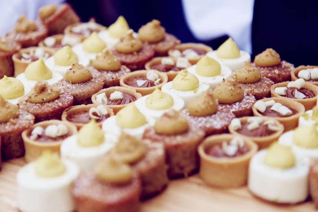 Mignardises de mariage à Saint-Hilaire-du-Harcouët, Normandie : tartelettes chocolat et dômes citron.