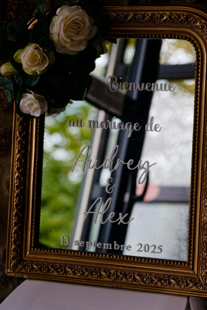 Miroir doré de bienvenue avec roses blanches pour un mariage à Saint-Hilaire-du-Harcouët en Normandie.