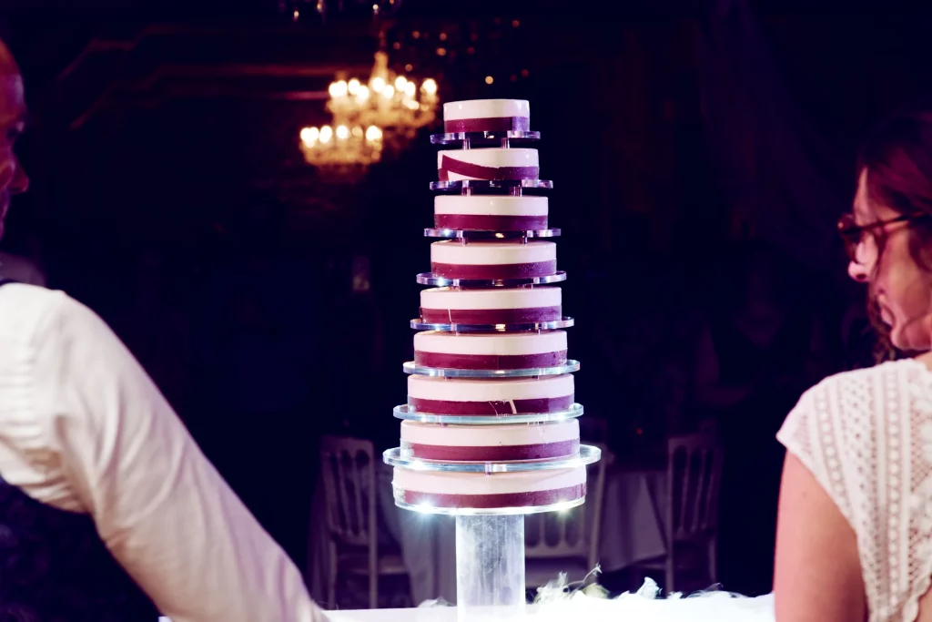 Pièce montée illuminée et fumée, mariage Normandie à Saint-Hilaire-du-Harcouët.