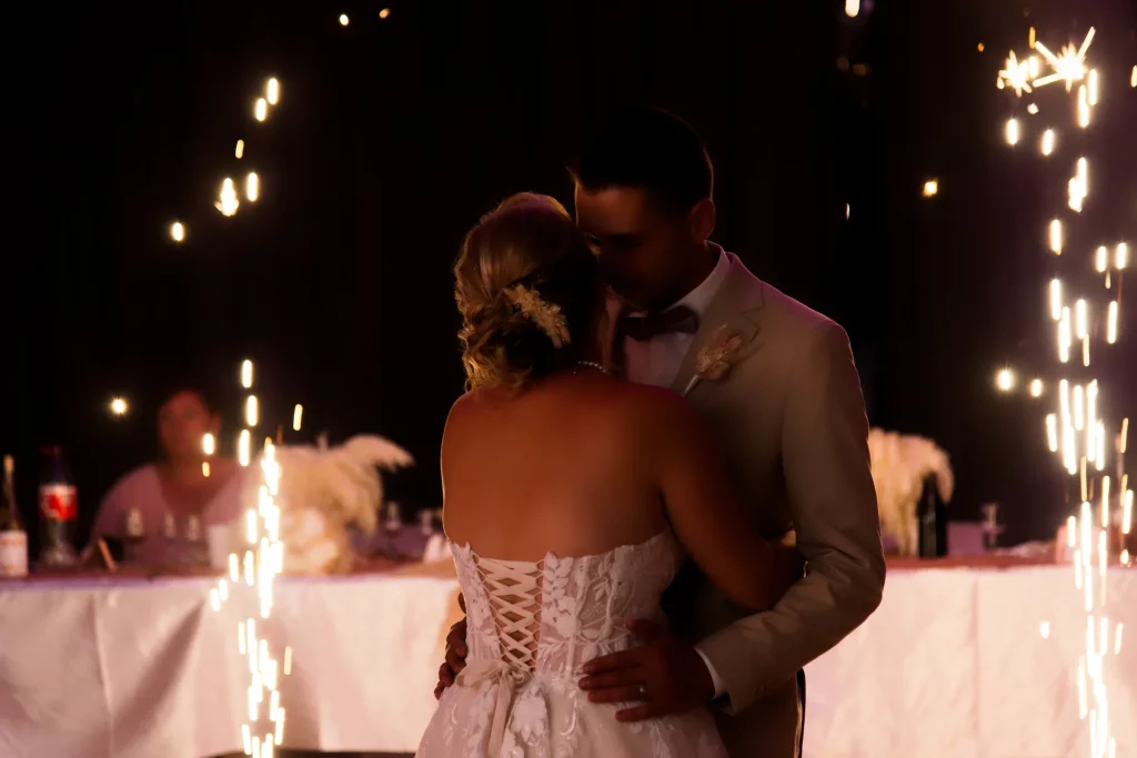 Première danse des mariés sous des étincelles froides à Saint-Hilaire-du-Harcouët, Normandie.