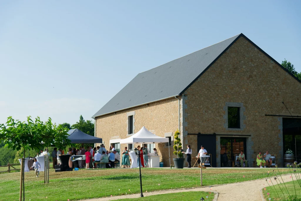 Vue d'ensemble du Domaine de la Montagonnière lors du cocktail en extérieur.