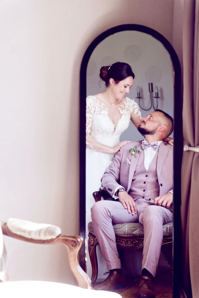 Mise en scène élégante du couple se regardant dans le reflet d'un miroir psyché.