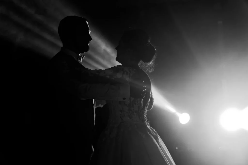 Silhouette artistique du couple Maëva et Valentin dansant lors de leur soirée de mariage