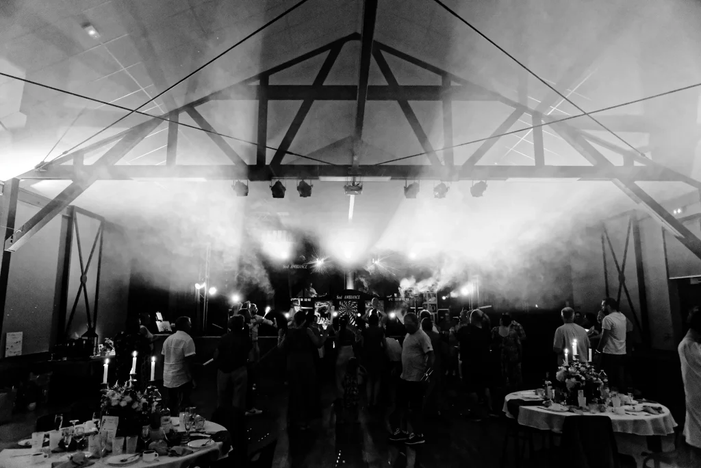 Soirée dansante de mariage en Normandie avec fumée et lumières, ambiance festive à Saint-Hilaire-du-Harcouët.