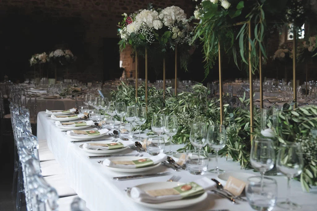 Table de mariage décorée de fleurs blanches et verdure à Saint-Hilaire-du-Harcouët en Normandie.