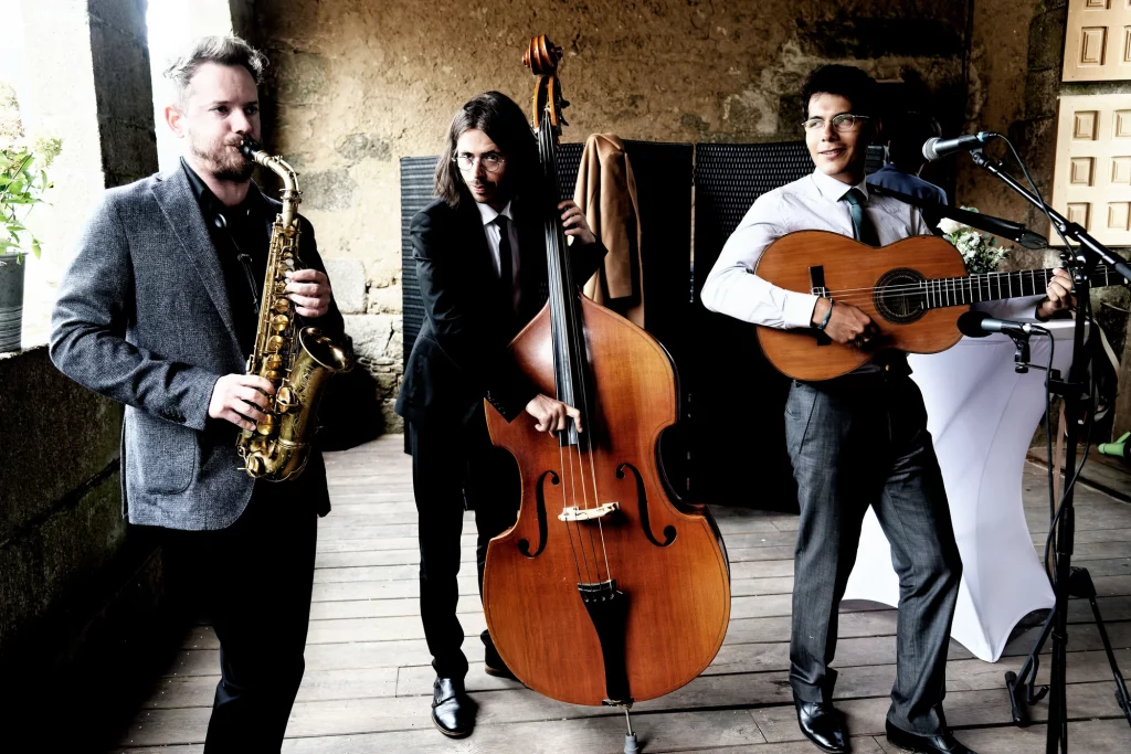 Trio de musiciens jazz avec saxophone, contrebasse et guitare lors d'un mariage en Normandie.