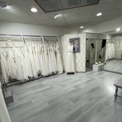 Boutique robes de mariée Saint-Hilaire-du-Harcouët en Normandie, intérieur élégant.