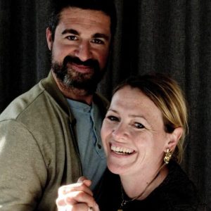 Homme barbu et femme blonde riant ensemble en Normandie, style documentaire.