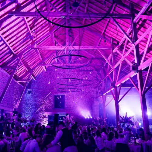 Photographe mariage Normandie : réception de nuit dans une grange en pierre à Saint-Hilaire-du-Harcouët.